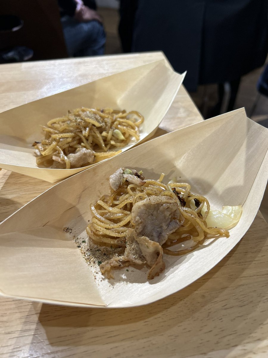 KOMI_SAUCE's tweet photo. 実は、、
先日ステキなイベントに参加してきたソース😋🥢
↓↓
『ヤキソバミーティング　Vol.1』🌟

ヤキソバが大好きな２人によるヤキソバ好きのためのミーティング初公開！

好きが高じて「焼そばの果てし��き旅」（ワニブックス刊）を2021年に上梓した小野瀬さんと、食に関するコラムを多く執筆し「甲斐みのりの焼きそば道楽」連載中の甲斐さんが初���合わせし、ヤキソバトークで大盛り上がりだったソーーース🌟✨

コーミソースで焼そばを作り続けて下さっているめん亭はるもとさんの拘りの焼そば麺×コーミソース、絶品だソース😍！！！

コーミくんも、さらに焼そば愛が溢れたソース🧡
ステキな機会を、ありがとうございまソースm(__)m

★小野瀬雅生さん@onosemasao （クレイジーケンバンド・ギタリスト、食エッセイスト）
★甲斐みのりさん（文筆家）
★協力：めん亭はるもとさん@HRMT1991 

#コーミソース #焼そばソース #焼そば作ってみた #焼そば愛好家 #ヤキソバミーティング #小野瀬雅生 #甲斐みのり #めん亭はるもと