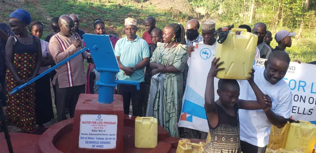 Dr. Nabadda Sitenda Madrine Zzimbe adduukiridde ab'e Bukomansimbi okubataasa ebbula ly'amazzi. Dr. Madrine bano abasakidde nnayikondo 'boreholes' 5 mu Ggombolola ez'enjawulo okuli Bigasa, Butenga, Maleku n'ewalala, era abatuuze bamwezizza nnyo olw'okubadduukirira.