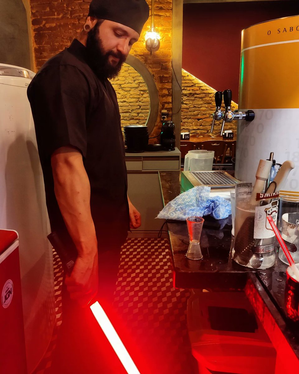 Infelizmind's tweet photo. The dark side of the bar.

#bar #bartender https://t.co/QZTnYbKys6