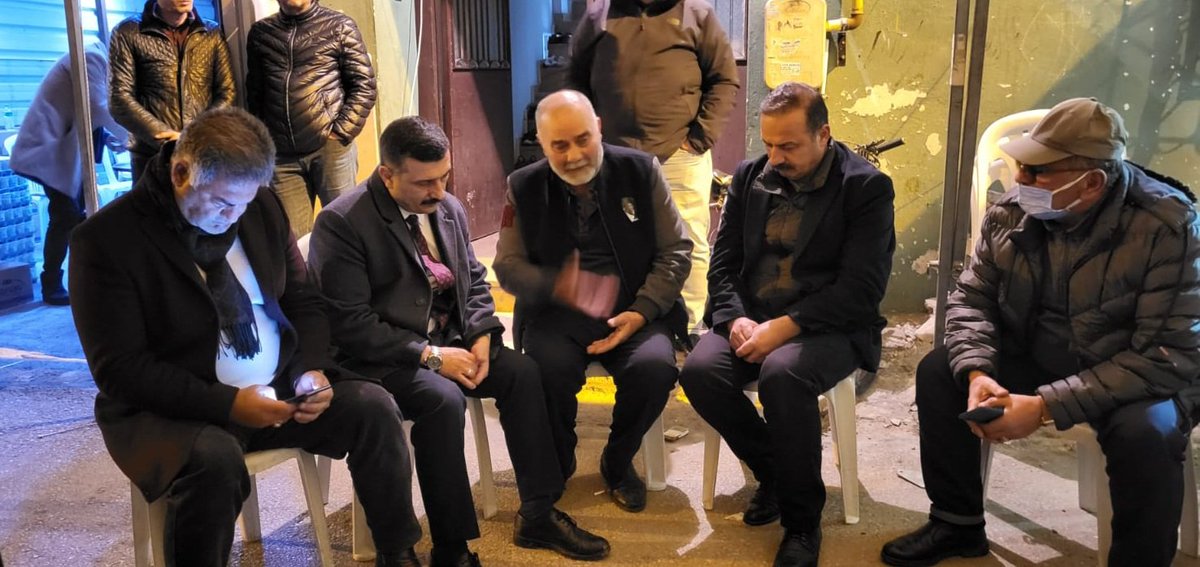 Evlâtlar var, idealleri vurulmuş;
babalar var, evlâtlarıyla vurulmuş!
"Babaa!" çığlıklarıyla babalarına veda eden çocuklar ve torunlarının çığlıklarıyla Ramazan'ın ilk günü, sahipsizlikten sessiz sedasız çekip giden bir baba, bir dede!

Evlâdının hesabının sorulamamışlığının ve