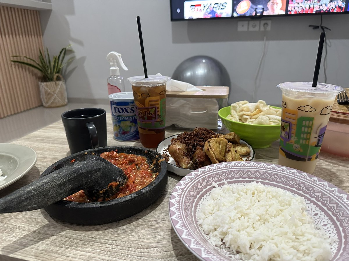 Kelar persiapan buat sahur buat seminggu, dimas beresin cucian. Langsung eksekusi ayam laos + nyambel. Welcome ramadhaaaan