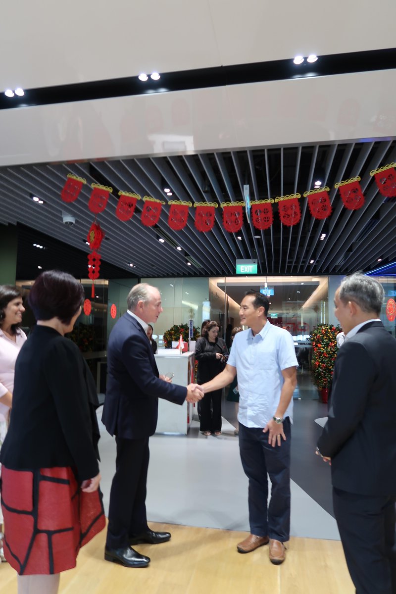 DeepanChamp's tweet photo. #OracleInterns recently spoke to Singapore's Senior Minister of State, Tan Kiat How @kiathowsg about their experiences at the cutting edge of tech! See how your graduate career can thrive here, too https://t.co/XJdlMJFRRV
#YourFutureAtOracle https://t.co/ABPzJIJPfL