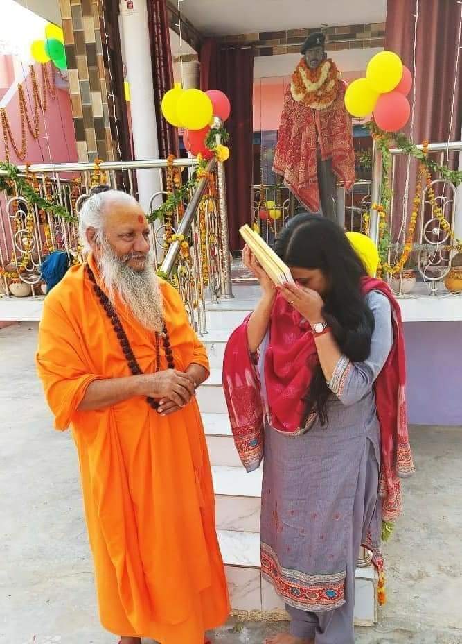 Bhawna_sharma43's tweet photo. मेरी पहचान हिंदुस्तान है और मेरा धर्म सनातन 
स्वामी अक्षयानंद महाराज जी का धन्यवाद की उन्होंने मुझे कुछ भजन पुस्तके भेट की,जिन्हें पढ़ कर मुझे ज्ञान के साथ साथ शांति महसूस हुई। बोलो जय श्री राम @myogioffice @PMOIndia @HMOIndia
#SanikSisterBhawnaSharma #HumaraDeshHumareJawan https://t.co/V50TrPJQDE
