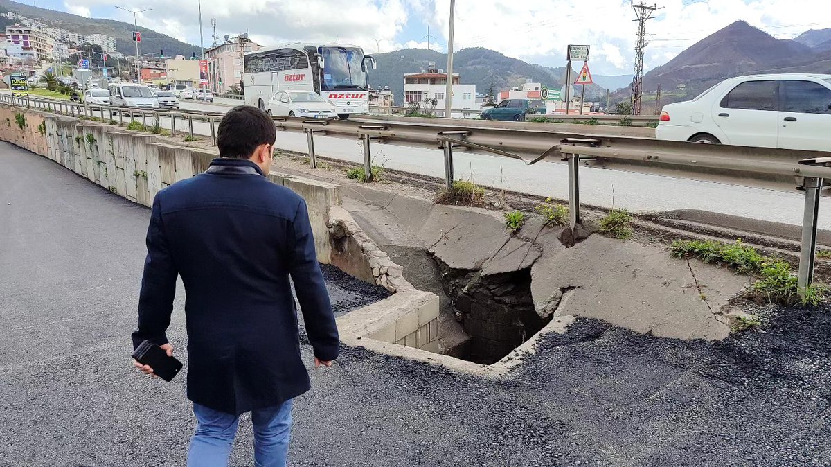 BelenKaymakaml's tweet photo. 📍Sarımazı Mahallesi
Kaymakam Mahmut Sami Yılmaz, Sarımazı Mahallesinde Belen Belediyesi tarafından yapımı devam eden Asfalt ��alışmalarını inceleyerek bilgi aldı.
#belenkaymakamligi #belen #Hatay #asvalt https://t.co/HKAxKYSN65