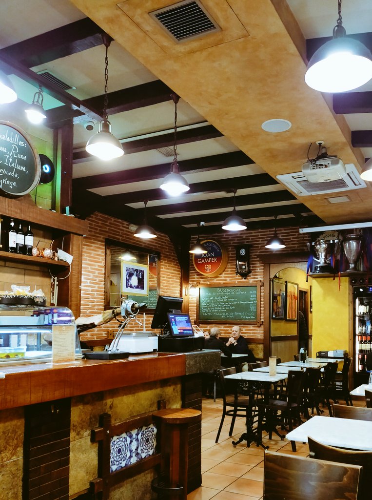 mariobadia's tweet photo. #RestaurantBodegaJoan 📌#EsquerraEixample
Un lloc correcte per @Esmorzarsdefor1 amb el @belvic després d'animar una estona als valents de la @maratobarcelona
- Mandonguilles, calamarcets amb cigrons i bacallà a la llauna.
@EsmorzarsLleida @Bcnsingular @BoigBCN @kukox_kukox https://t.co/LU2tiazSII