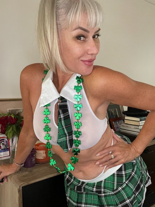 St Patricks day is coming ! Where&rsquo;s all my leprechauns at? #Irish https://t.co/Ny9XJ4uj4f<a href="/tag/irish"class="tags"><span>#irish</span></a>