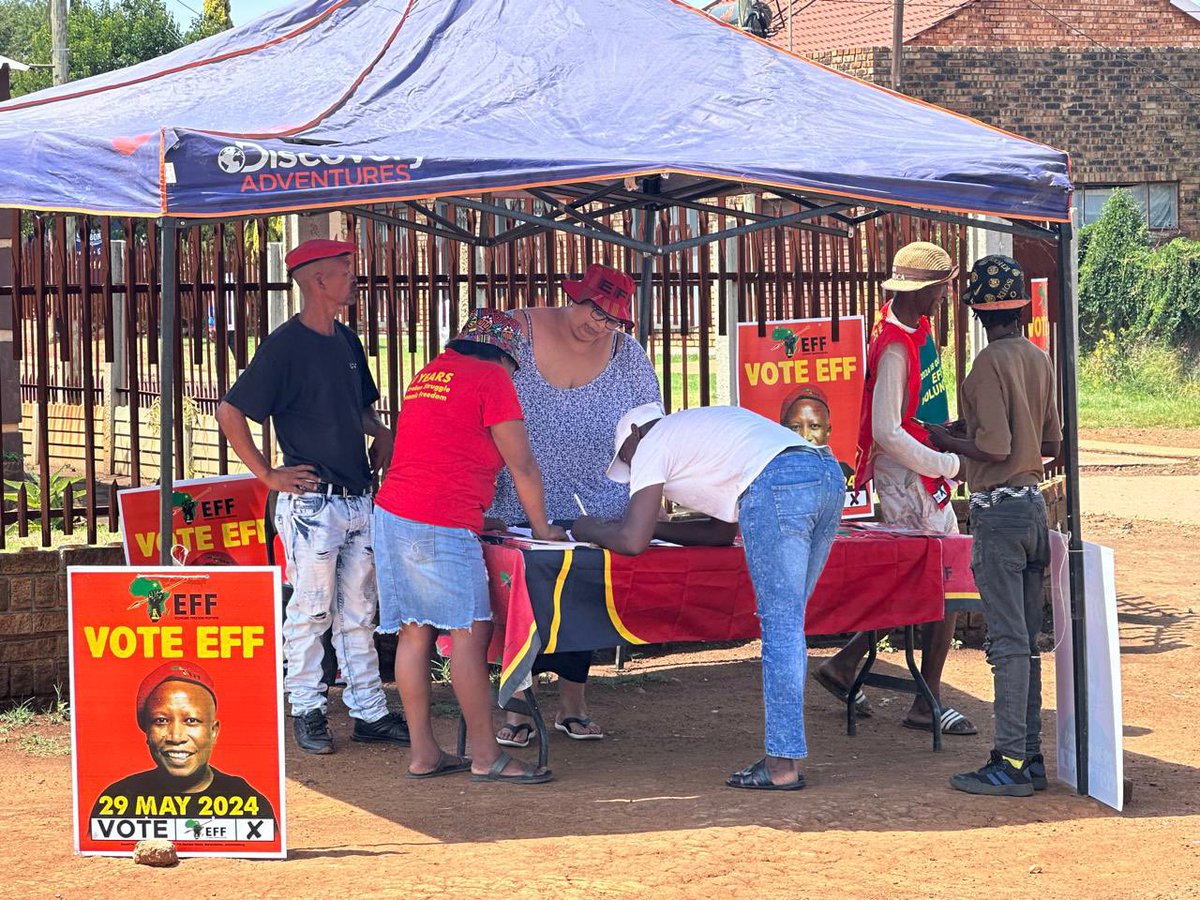 EffNorthwest's tweet photo. ♦️Boots on the ground♦️

In pictures, Cmsr. Laetitia Arries, is engaged in ‘Motho-Mothong’ campaign at Ward 13 Aksie Park  Formosa, Potchefstroom. 

-the winds of change are blowing in the North West province.

#EFFNWManifestoLaunch https://t.co/AqGKPEwuH7