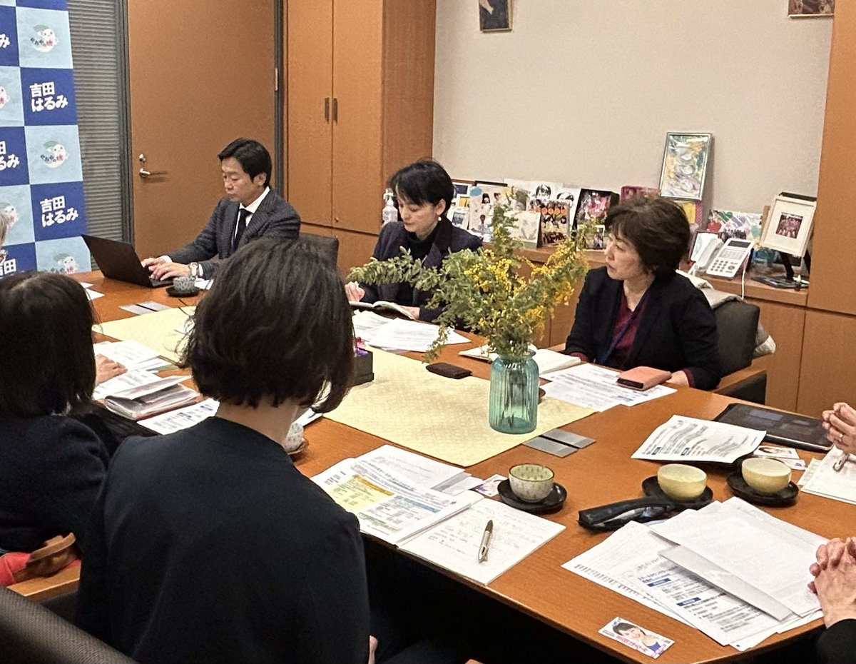 Retsu_SUZUKI's tweet photo. 本日は同僚のあべ祐美子都議と国会へ。私のＸを見て共鳴してくださった吉田はるみ衆院議員が、都のスクールカウンセラー大量雇い止め問題を明後日の国会文教委員会で取り上げてくださることになり、6名のスクールカウンセラーも交えて作戦会議。都は国の法律の通り進めている、との一点張りですから、文科省がどう説明するか、重要です。#スクールカウンセラー　#雇い止め　#会計年度任用職員　#吉田はるみ
