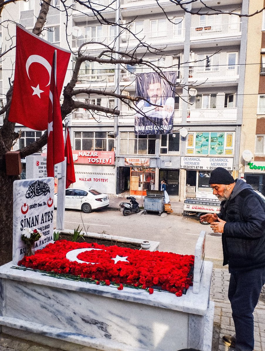 Göğe ağdı ruhları, yerde intizar kaldı...

Şehit Sinan Ateş ile Gazi Musa Ateş mübarek ramazan ayında cennette buluştu.

#MusaAteş 
#SinanATESicinAdalet