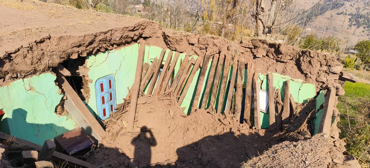 muhammadmercifu's tweet photo. Because of Natural disaster two houses collapsed in Hayatpura and Dehri village of Manjakote. Team Muhammad (ﷺ) - The Merciful approached these families and provided blankets as an immediate relief. https://t.co/bexShhQiIO