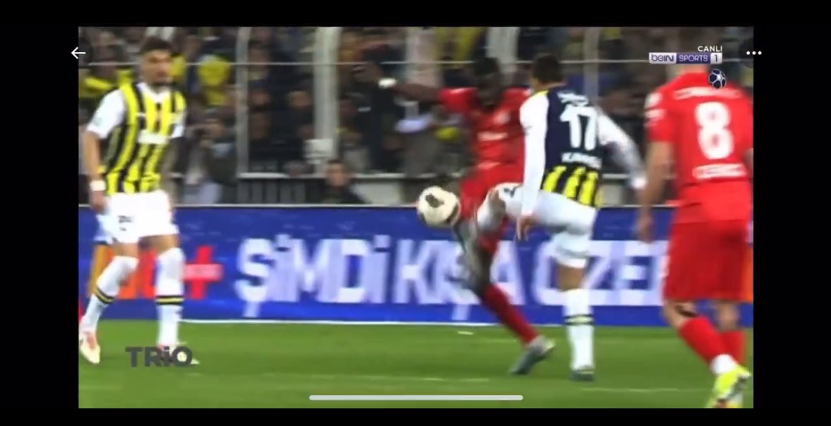 Bunların Allahı yok. Bunlar gerginlik devam etsin istiyorlar bundan besleniyorlar. Buyrun diyor kimin kramponu vurmuş diyor ağır çekimde. 1 sn önce durdurunca şu görüntü çıkıyor, İrfan ilk olarak dokunuyor ama farklı anlatıyorlar bilerek “yeni açı” diyorlar görünmesin diye