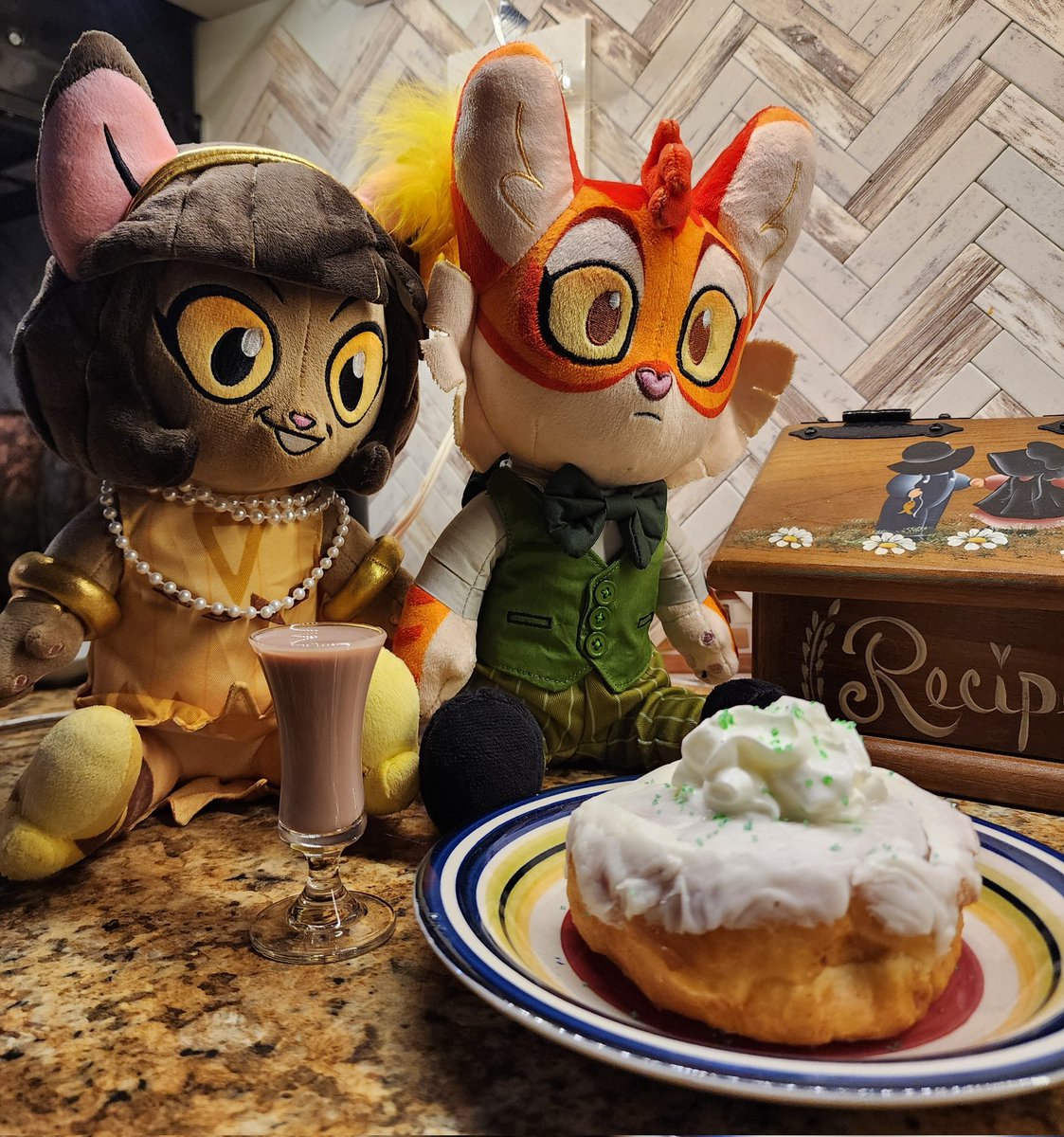 CandyColorWolf's tweet image. HAPPY BIRTHDAY, FRECKLE!!! I wanted to do a little something even if work got in the way, so I got him a little cinnamon bun cake and some chocolate milk. And of course, it wouldn't be complete if Ivy didn't join the party!!
#Lackadaisy #LackadaisyCats  #Freckle