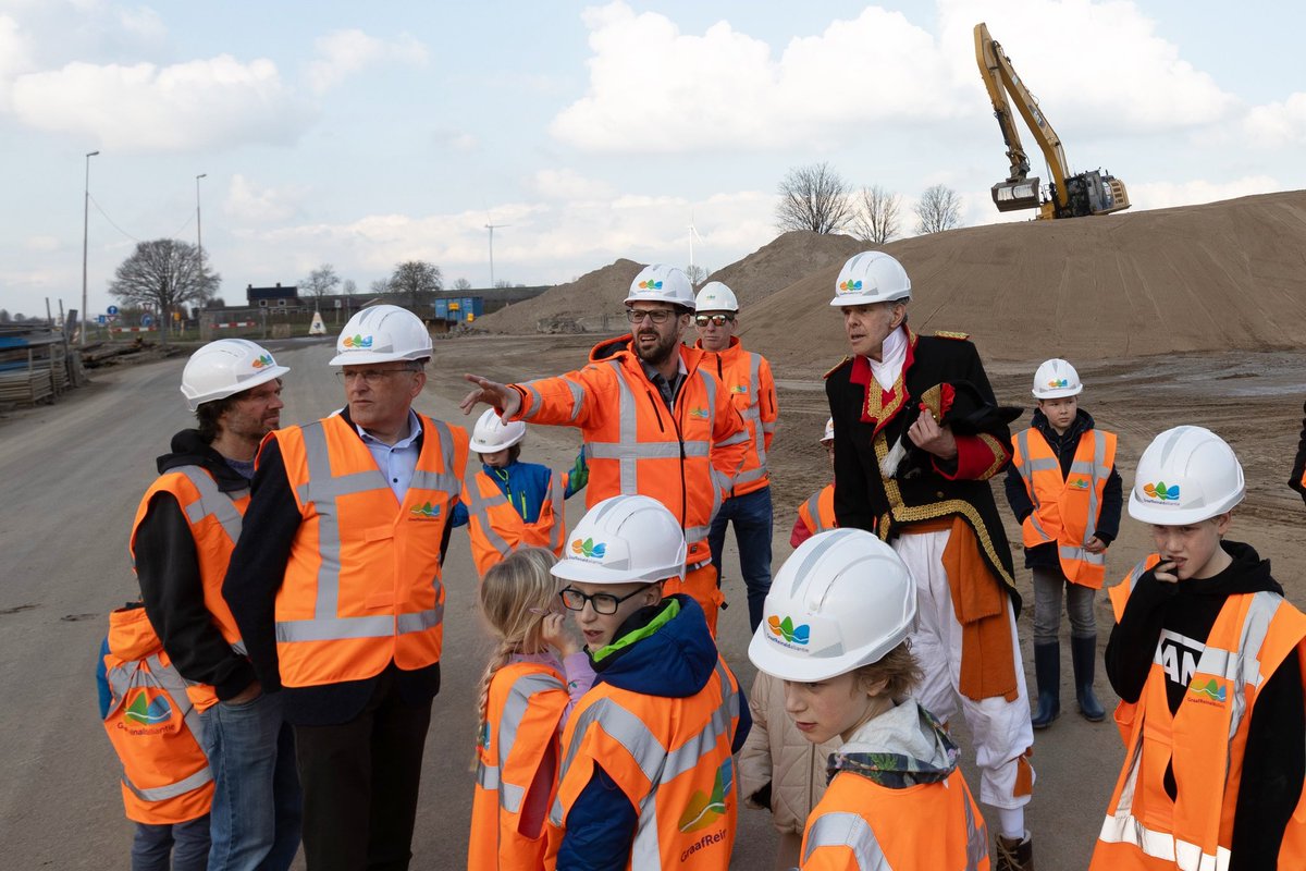 41 Junior klimaatburgemeesters heeft GeoFort in de gemeente West Betuwe enthousiast weten te maken.

Vorige week was de eerste excursie: met de dijkgraaf van het Waterschap Rivierenland op pad naar de dijkverzwaring. Zie het hele programma:
geofort.nl/klimaatburgeme…