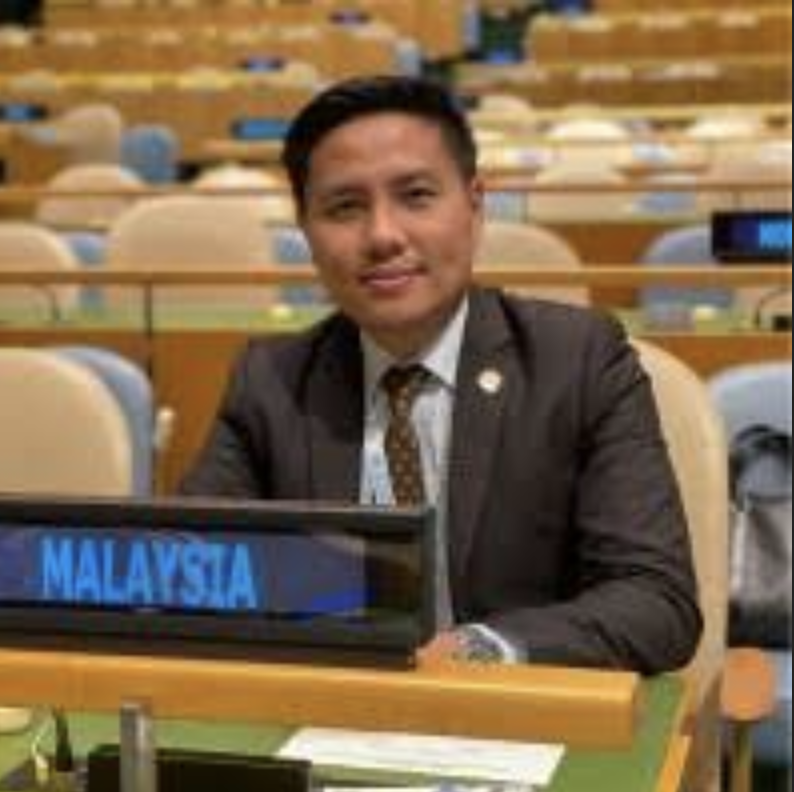 DolRizal's tweet photo. @Solisidtor Cemburu ke, Sid? 😂 you miss the good old days when a failed mangkuk hayun "lawyer" flew business class all over the world, at us taxpayers' expense...... #aleuto #kekalbangang https://t.co/C5v2R9j3f7
