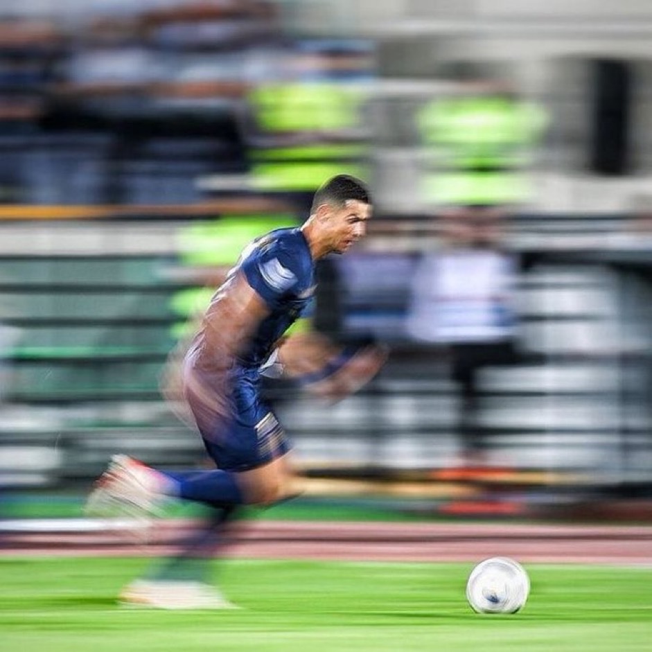 Even photographers struggle with how quick Cristiano Ronaldo is ⚡️👽