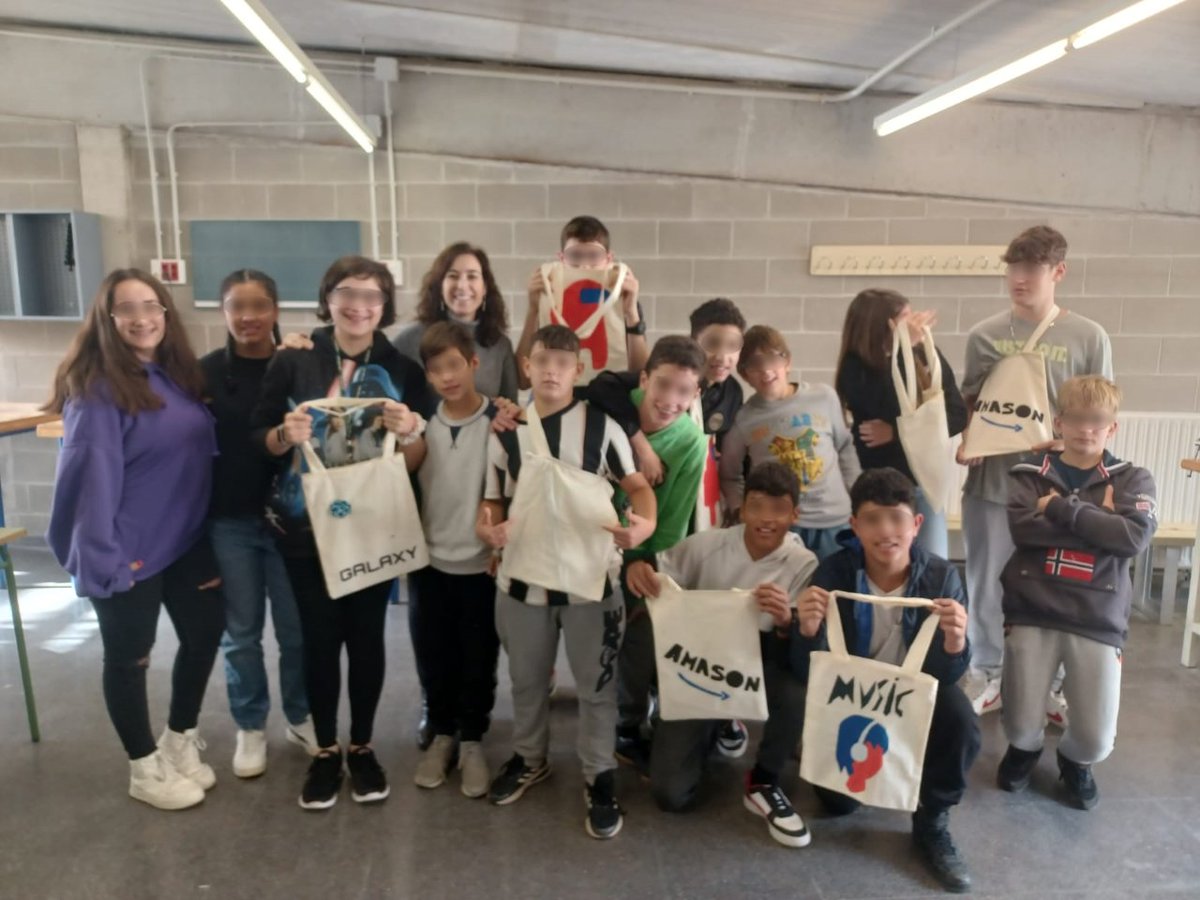 vesteix_tech's tweet photo. En els tallers amb infants i joves, cada alumne/a elabora una Tote Bag, amb un disseny d'estampació únic. També programen les plaques tecnològiques per complementar el disseny amb llums, sons i música. Al final de l’activitat, cada participant s’emporta la bossa de roba creada. https://t.co/6V3iwbDsw1