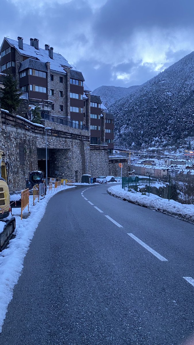 NuriaRegas's tweet photo. Si vius a Encamp (zona de Vila) i has de baixar caminant és tot un esport de risc 😅les voreres sense netejar, has de baixar per la carretera @ComuEncamp i per postres, puja un cotxe amb un espavilat i et diu de males maneres que vagis per la vorera 🤦‍♀️ https://t.co/CIN3O02GUx