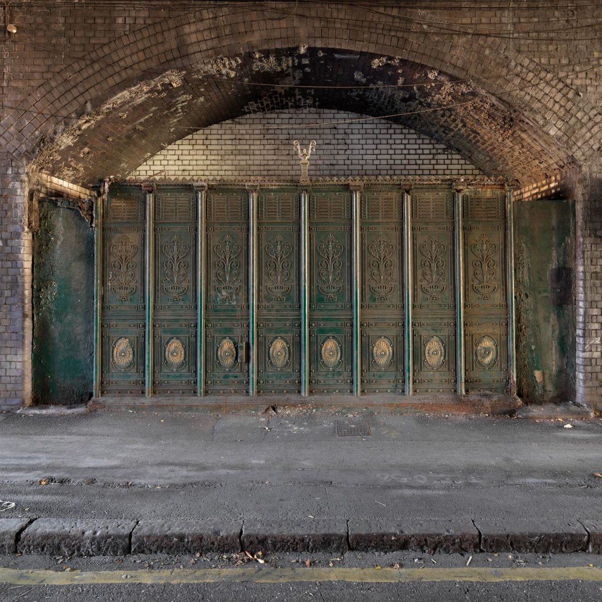 Covered in neoclassical and floral designs, this urinal was installed under the arch of a bridge in Birmingham at the end of the 19th century. There are several listed urinals around the city. Do you know of any other surviving Victorian toilets in England? 🚽