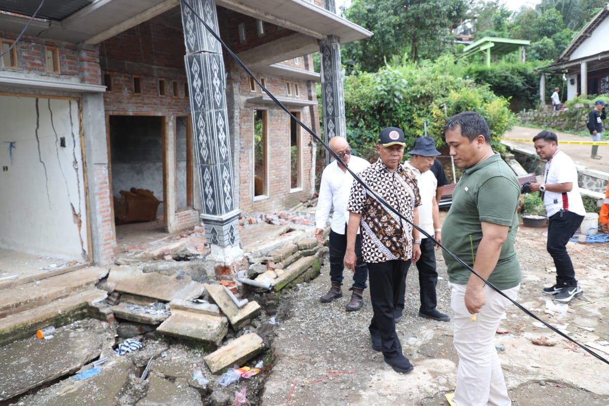 InilahMojokerto's tweet photo. Pemkab Jombang Siapkan Anggaran Relokasi Warga Terdampak Tanah Gerak #jombang #pemkabjombang #wonosalam #BPBDjatim #rumahrusak #tanahgerak @JatimPemprov
@BNPB_Indonesia @bpbd_jatim
@KabJombang https://t.co/kEkjaQU0m1 https://t.co/lLglVbVsfp