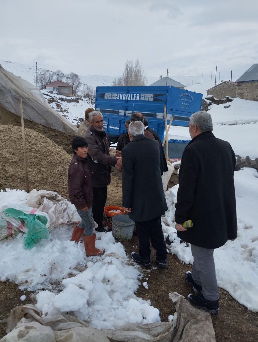 HudaParAgri's tweet image. İl Teşkilatımız ve Hamur İl Genel Meclis Üyesi adayları #Hamur ilçemizin köylerine ziyaretlerini sürdürüyor, halkımızı dinliyor.

Halkımız yetki verdiğinde köylerimizin çözülmemiş sorunlarına ilgisiz kalmayacağız. Not aldığımız taleplerini bir bir hayata geçireceğiz.