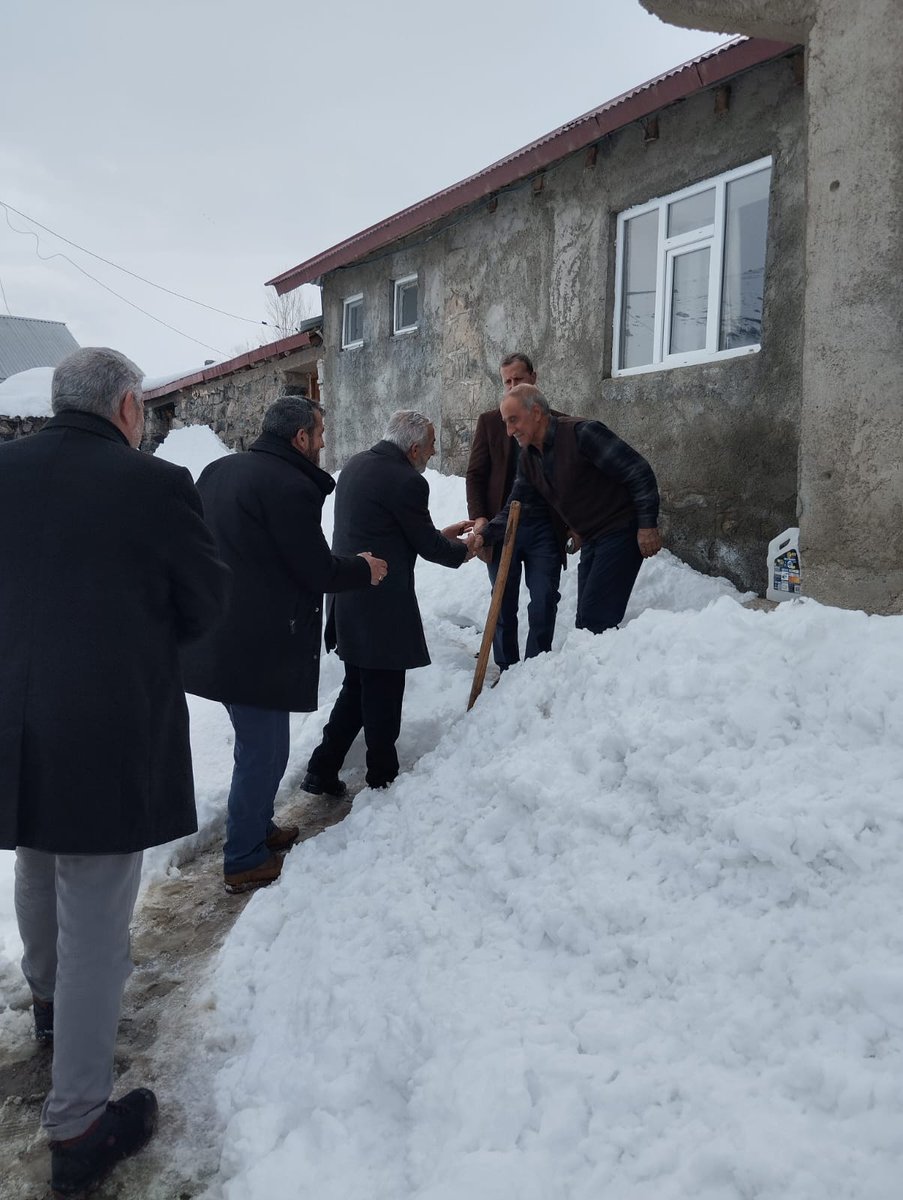 HudaParAgri's tweet image. İl Teşkilatımız ve Hamur İl Genel Meclis Üyesi adayları #Hamur ilçemizin köylerine ziyaretlerini sürdürüyor, halkımızı dinliyor.

Halkımız yetki verdiğinde köylerimizin çözülmemiş sorunlarına ilgisiz kalmayacağız. Not aldığımız taleplerini bir bir hayata geçireceğiz.