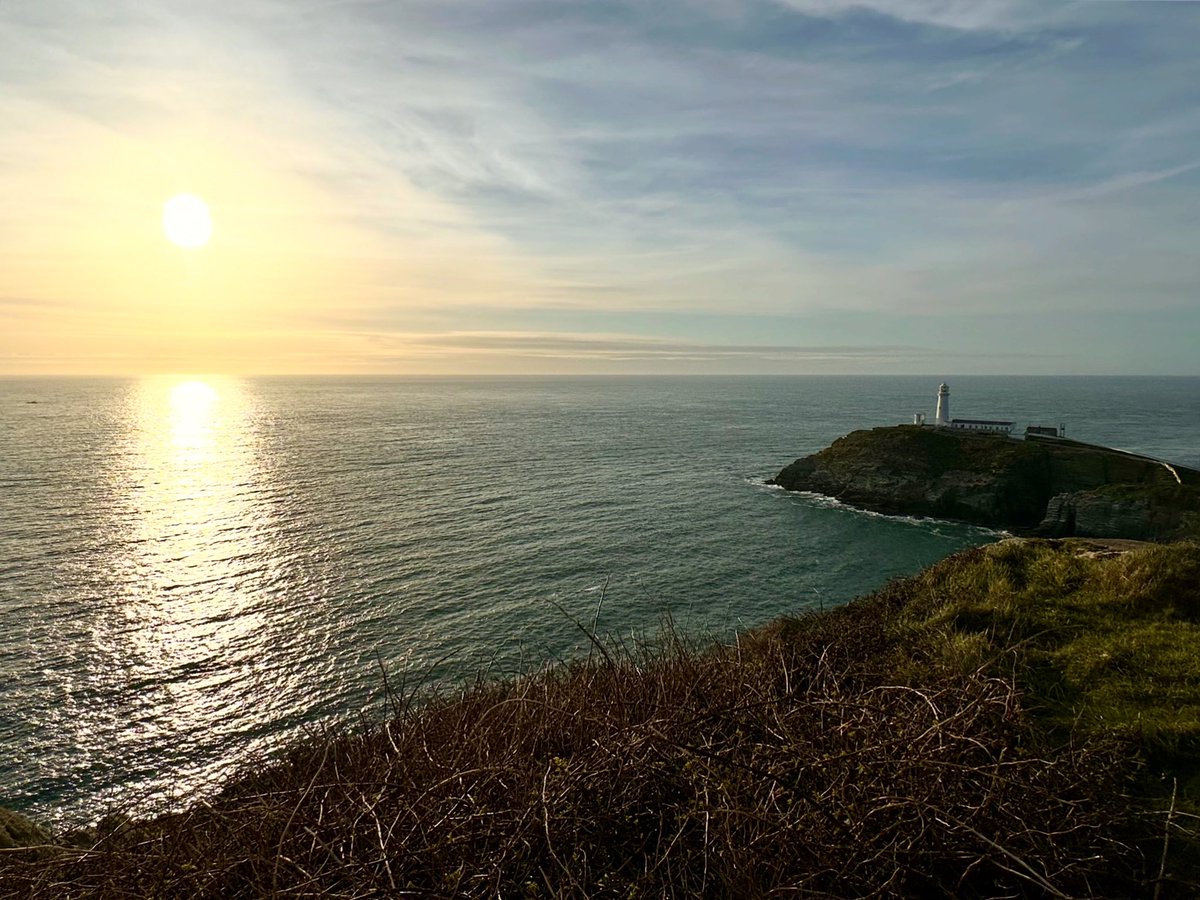 Good morning all. How is it Monday again?! I’m definitely looking forward to some warmer and sunny days. This was the sun setting last week at Ynys Lawd on Anglesey ☀️ #Sunset #Anglesey #NorthWales #Landscape #RobinsonRoams