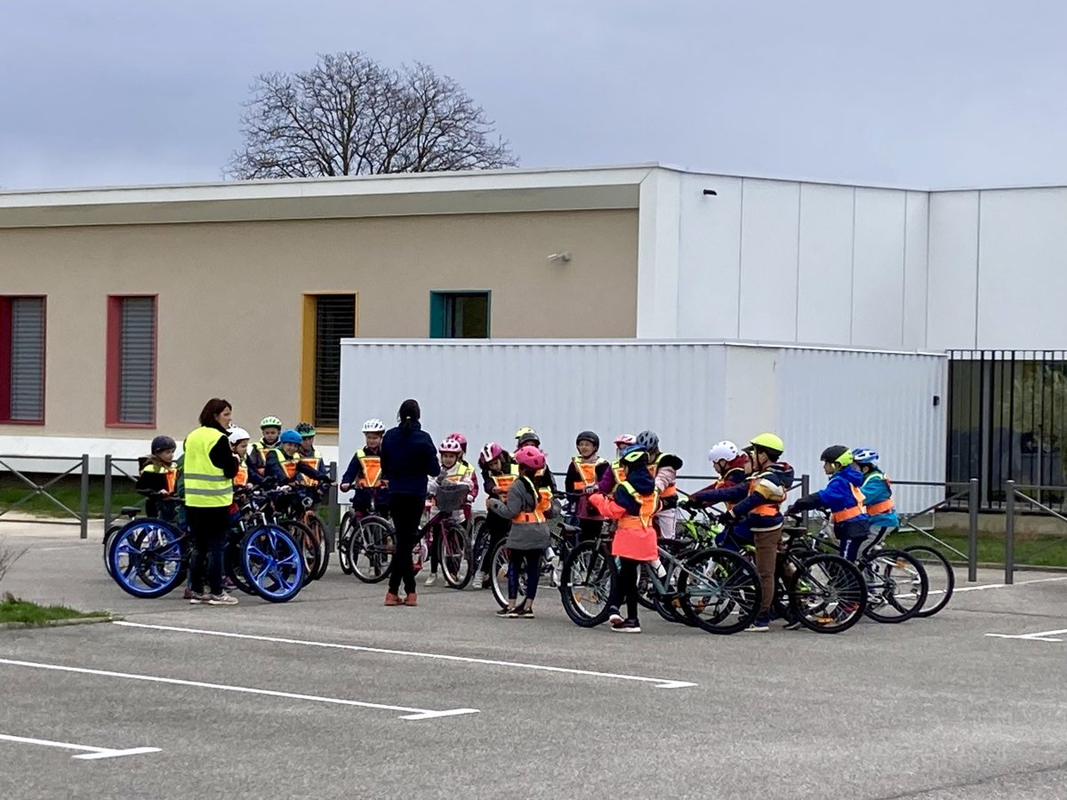 C’est parti pour l’enseignement du Savoir Rouler à Vélo dans toutes les classes de la circonscription ! Avec pour certaines l’aide d’Educateurs de @FFCyclisme, comme ici à l’école de Mercurol-Veaunes @ARCHEAgglo ! 🚴🏼🚴🏼‍♀️🚴🏾‍♂️
Avec le soutien de @Agence_du_Sport et @GenerationVelo