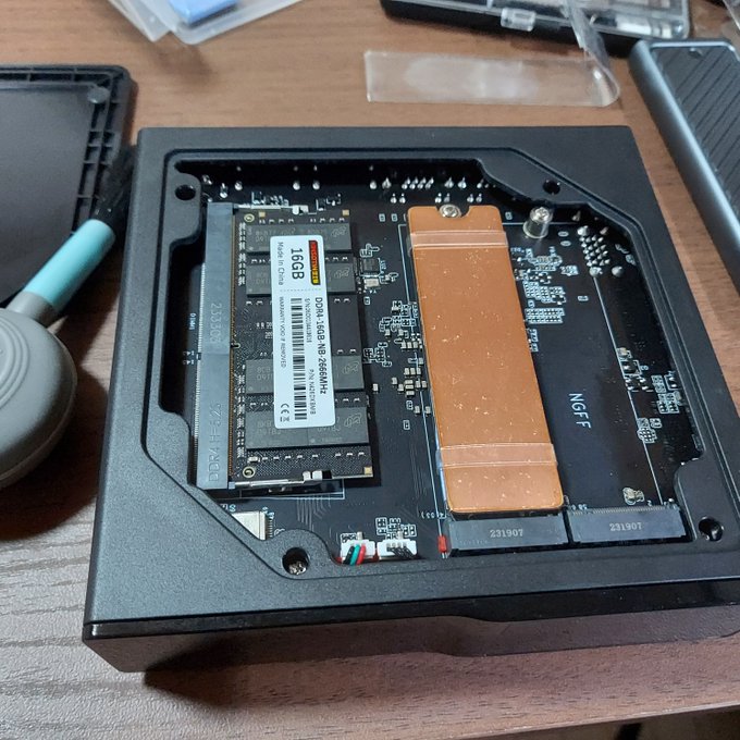 mini PCに その辺に転がってたm.2のSATA SSDつけた (512GB　たぶん中華ノートからはずしたやつ）  排熱が苦手っぽいので　ssd2枚差しは断念 OSは怪しい動きなのでクリーンインストールし直した<a href="/tag/%E3%83%89%E3%82%B9%E3%83%91%E3%83%A9%E3%82%BB%E3%83%83%E3%83%88%E3%82%A2%E3%83%83%E3%83%97"class="tags"><span>#ドスパラセットアップ</span></a>