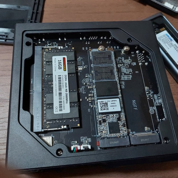 mini PCに その辺に転がってたm.2のSATA SSDつけた (512GB　たぶん中華ノートからはずしたやつ）  排熱が苦手っぽいので　ssd2枚差しは断念 OSは怪しい動きなのでクリーンインストールし直した<a href="/tag/%E3%83%89%E3%82%B9%E3%83%91%E3%83%A9%E3%82%BB%E3%83%83%E3%83%88%E3%82%A2%E3%83%83%E3%83%97"class="tags"><span>#ドスパラセットアップ</span></a>