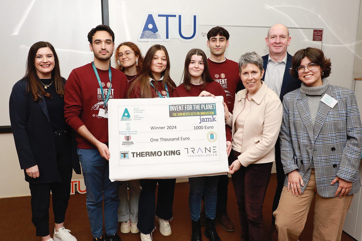 ETSIDI_UPM's tweet photo. Nos llegan nuevas fotos del equipo #ETSIDI ganador de la semifinal de #InventforthePlanet. Concurso promovido por Meloy Engineering Innovation and Entrepreneurship Program de @TAMU.
@Trane_Tech @ATU_GalwayCity @ThermoKingEur @IFTP_Ireland #IFTP.
¡A por la final! #SomosUPM 🍀🙌 https://t.co/4UWrpAiPOz