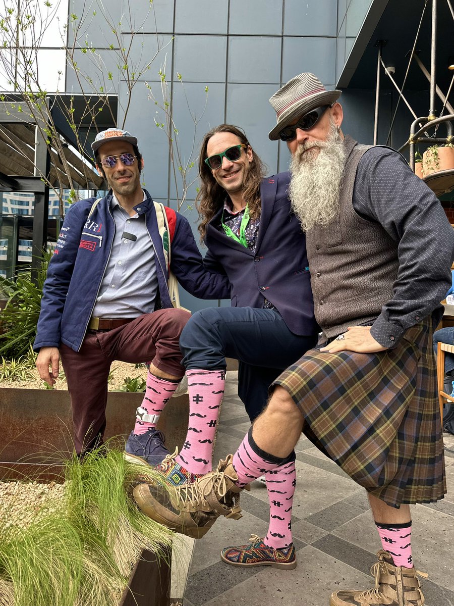 great seeing everyone in #atx @sxsw! 🤗 @shwen for bringing all of us together. have fun today @ #sxsw! the world is full of good! when u believe it, u see it. keep doing that! 🌍💖😊 #pinksocks ✨