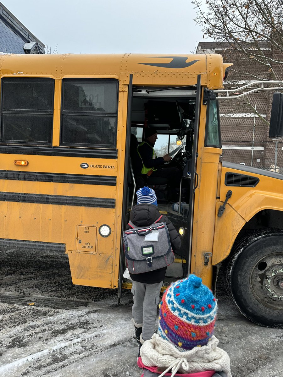 Grande émotion ce matin! Le retour du bus scolaire… cela fait plus de 4 mois que les chauffeurs étaient en grève!! 4 mois, on ne rigole pas quand on fait grève au Québec! (qui a dit que les Français étaient les champions?) #lavieauCanada #Quebec #Montreal