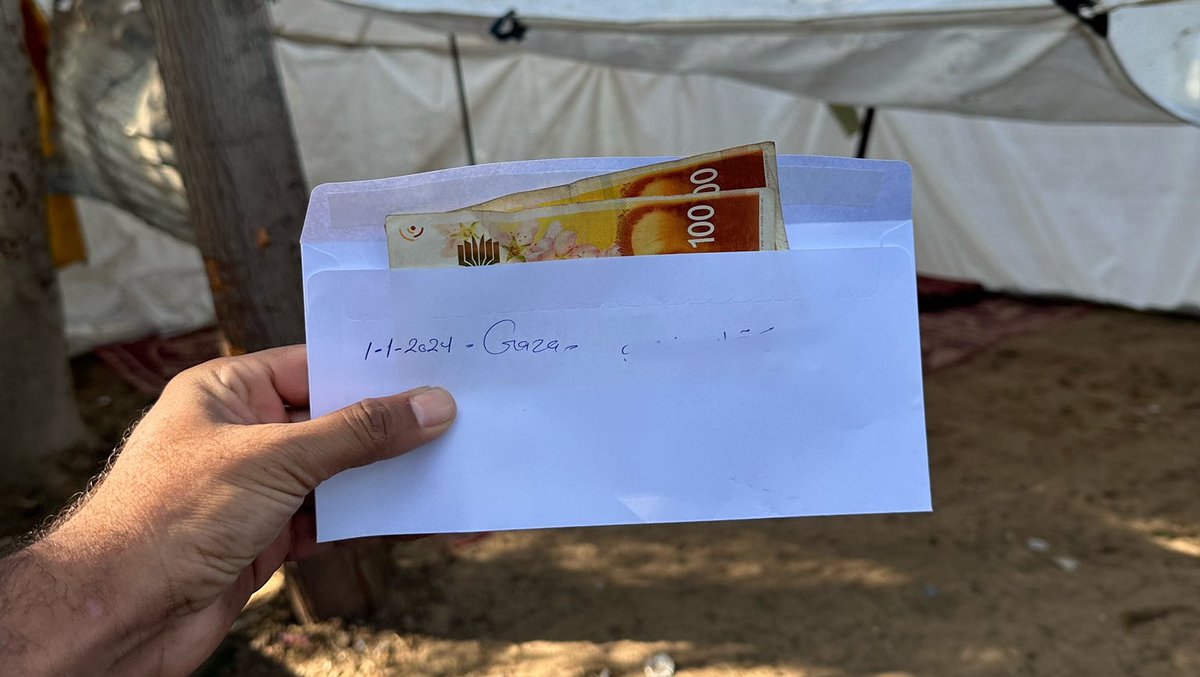 MercyGroup2's tweet image. MERCYGROUP SUPPORTING DISPLACED FAMILIES IN GAZA.
Amounts of money were distributed to displaced families, in addition to food supplies, and all of this is thanks to donors from all countries of the world to save the famine that threatens the lives of many people of Gaza.