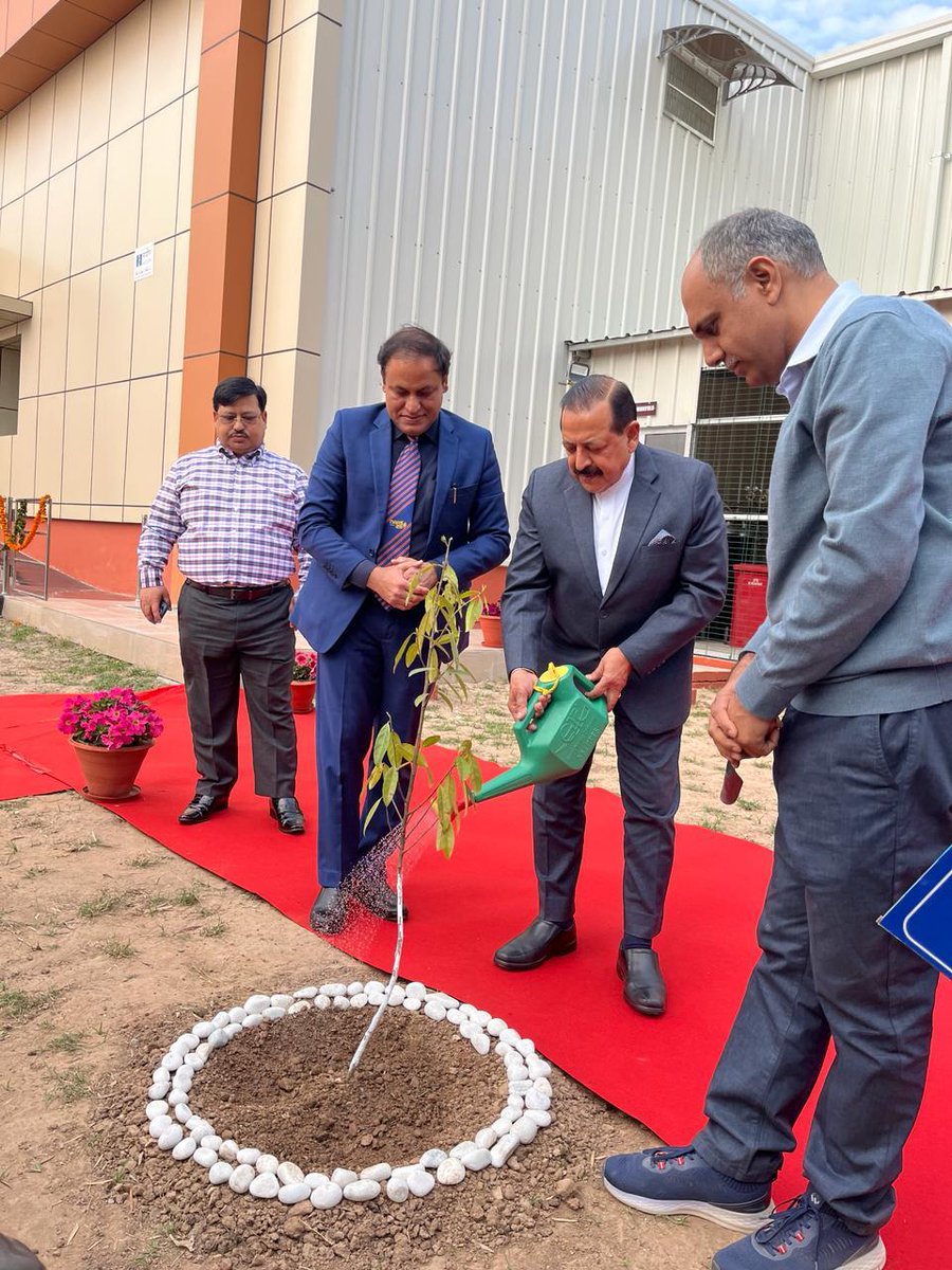 Hon'ble Union Minister of Science and Technology, @DrJitendraSingh, plants a sapling at NABI, Mohali before unveiling the DBT Speedy Seeds Facility. Let's nurture both science and nature for a sustainable future! @NABI_India @IndiaDST @icarindia