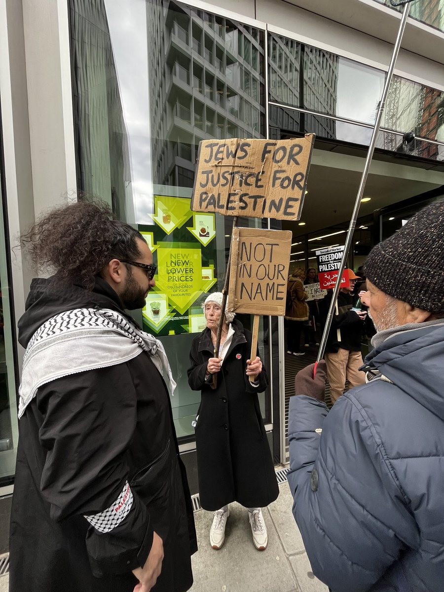 I was on the march on Saturday, many Jewish protesters throughout and not just located in the 'jewish bloc'. Five, FIVE! arrests amongst 3-400,000. The 'Extremists' are the ones who back genocide, apartheid, occupation and starvation!
#StopArmingIsrael #StopTheSlaughter