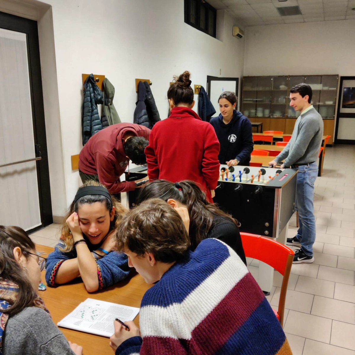 aggsoc's tweet photo. Cos'è una #comunità? Cosa significa questa parola? Perché suscita reazioni positive?
Ne abbiamo parlato questo weekend nel quartiere di Gratosoglio per una nuova tappa di #ICareLab, alla scoperta delle comunità generative. https://t.co/PxnIVRTvZy