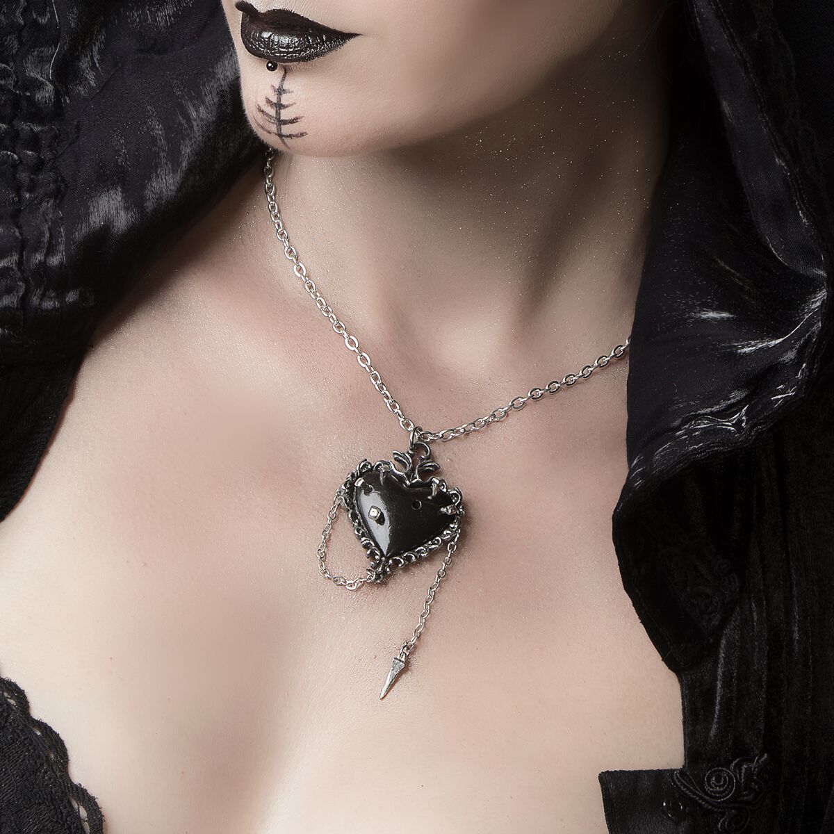 empitalia's tweet photo. Per un antico rituale oscuro... 🧙‍♀️
Questa splendida collana di Alchemy Gothic raffigura un cuore nero, racchiuso in una elegante cornice in peltro. 🖤
Puoi acquistarla QUI 👉 https://t.co/749a4xQht2

#alchemyengland #alchemygothic #gothic #goth #gothgirl #witch #witchy #EMPitalia https://t.co/D7zV1CA9WA