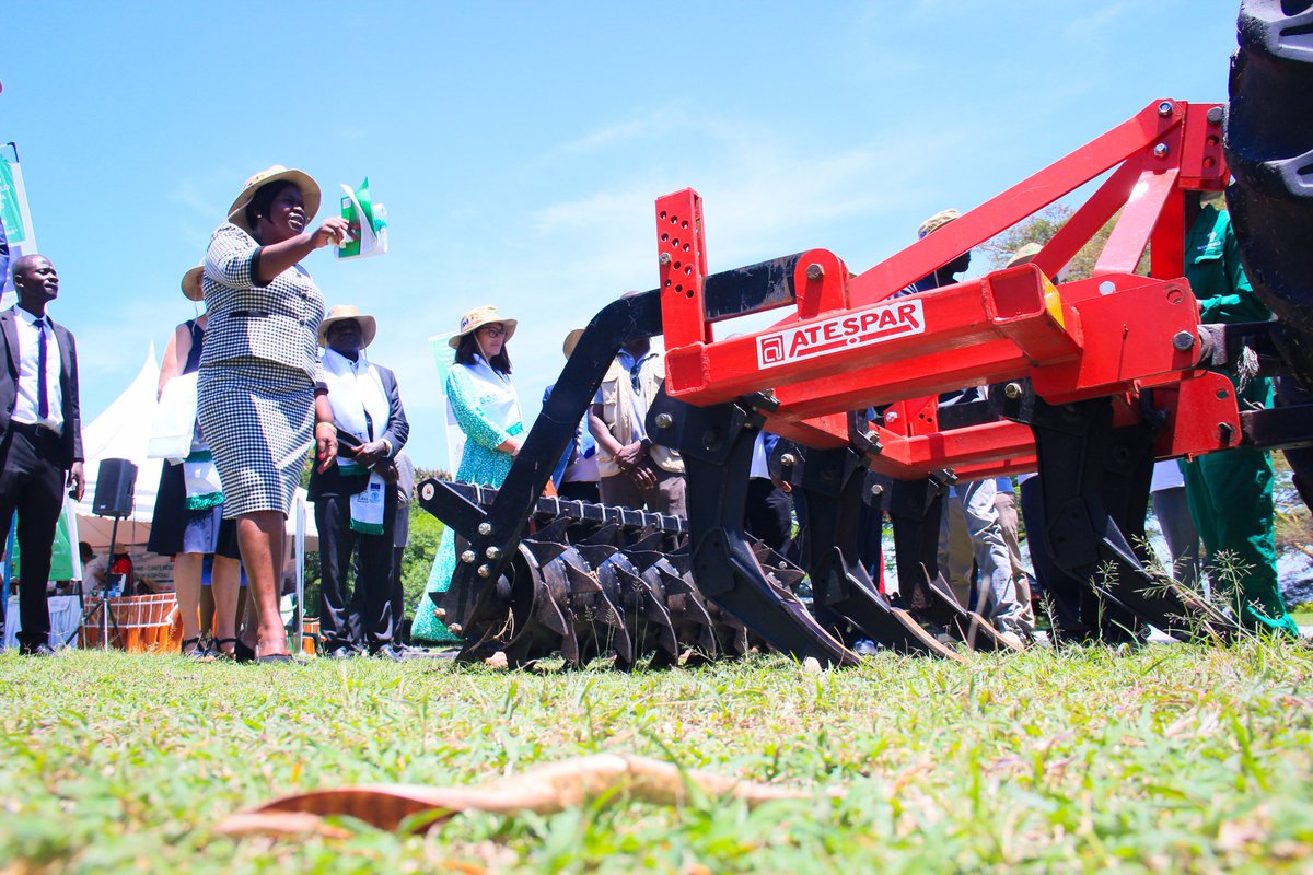 EUinKenya's tweet photo. #TeamEuropeKenya has announced the "Boosting Sustainable Food Production in Kenya" project which will support 40,000 smallholder farmers across 5 counties. It will contribute to the National Grain Reserve and build climate resilience for local farmers. 
#EUinKenya #GlobalGetaway https://t.co/oxNawScHDj