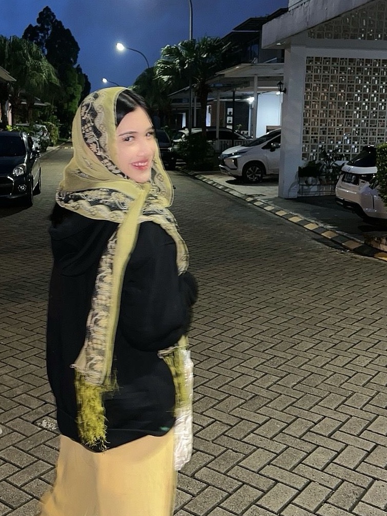 chelseanorman_'s tweet photo. Otw to Sholat Tarawih.. Jangan lupa Sholat Tarawih yahh brothers and sisters 🥹🤍🙏🏻 https://t.co/o4bKSYWY5n