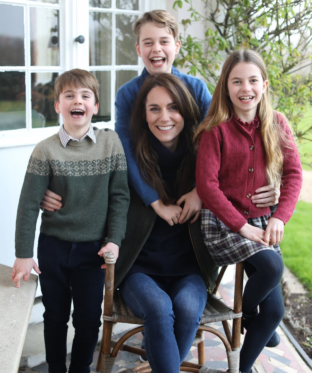 PopCrave's tweet image. Kate Middleton addresses controversy surrounding edited photo issued yesterday:

“Like many amateur photographers, I do occasionally experiment with editing.”