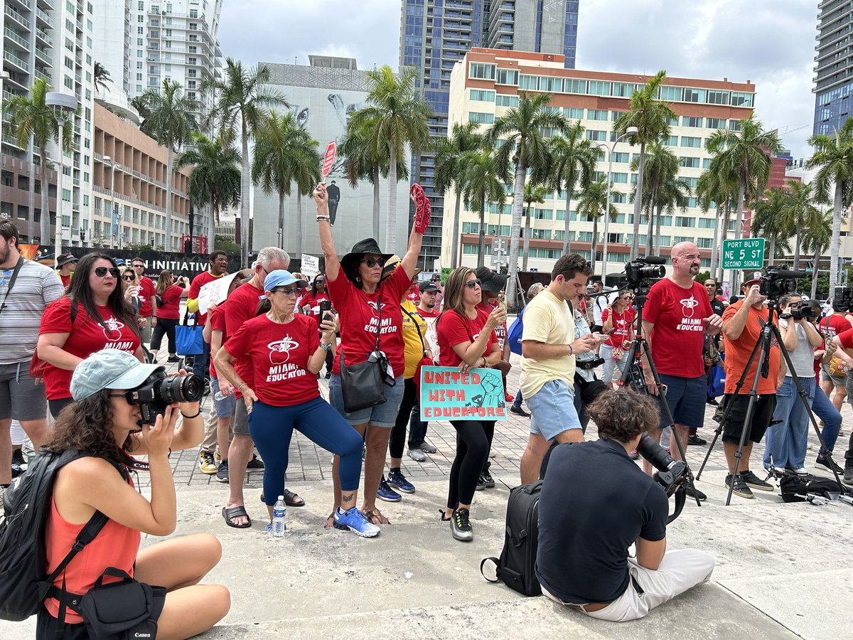 daveswords's tweet photo. #teachersolidarity was on full display yesterday in Miami where @cies_us members marched in support of Florida’s educators against #bookbans and for #academicfreedom #powerofprotest @eduint https://t.co/d1fo2k3z0G