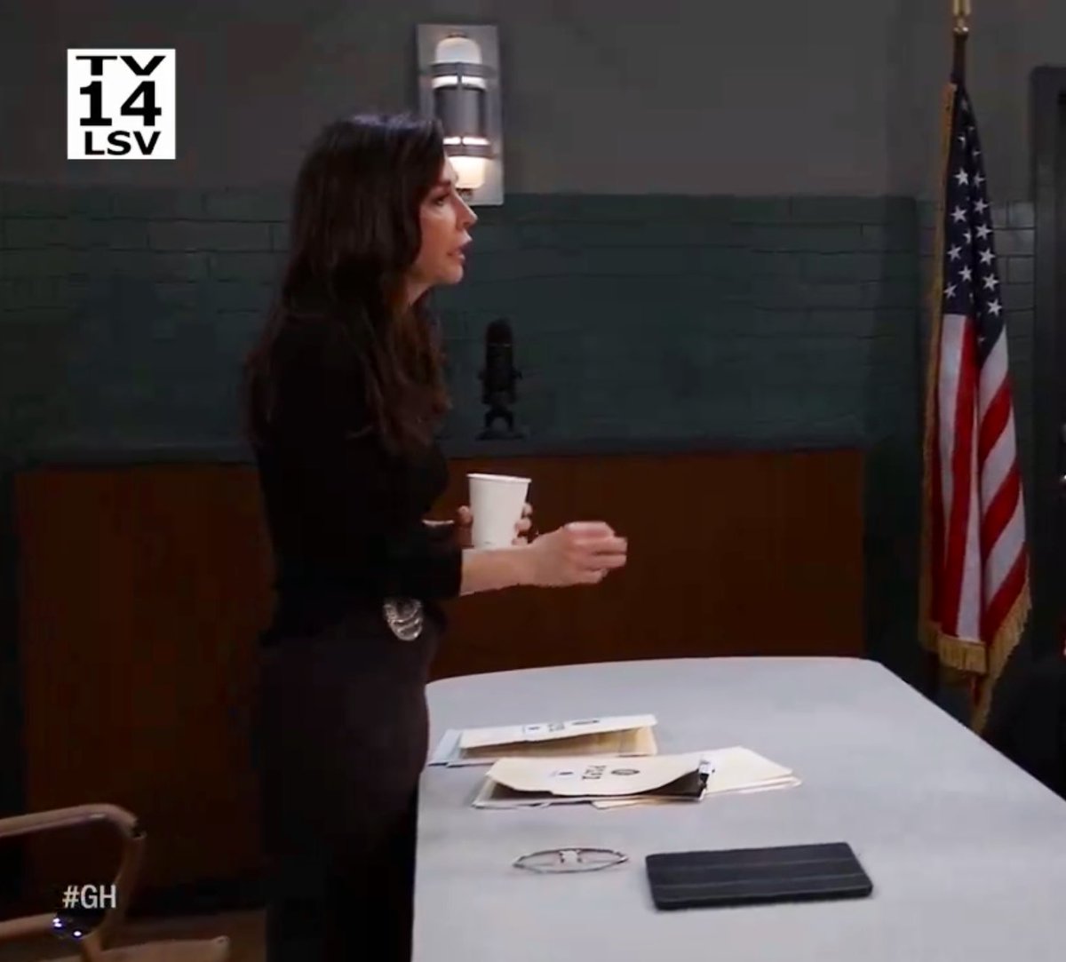 Annasbesttop1's tweet photo. @GeneralHospital Love seeing Anna in charge & leading the investigation like the BOSS she is! Best character EVER…👊🙌🤌#Finfan #whyiwatch #gh https://t.co/qhvSeAiIy7
