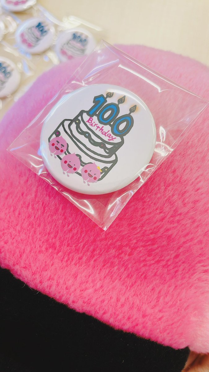 100さい記念の缶ばっじをつくってもらったよおお🍑😆💕ガチャにいれ