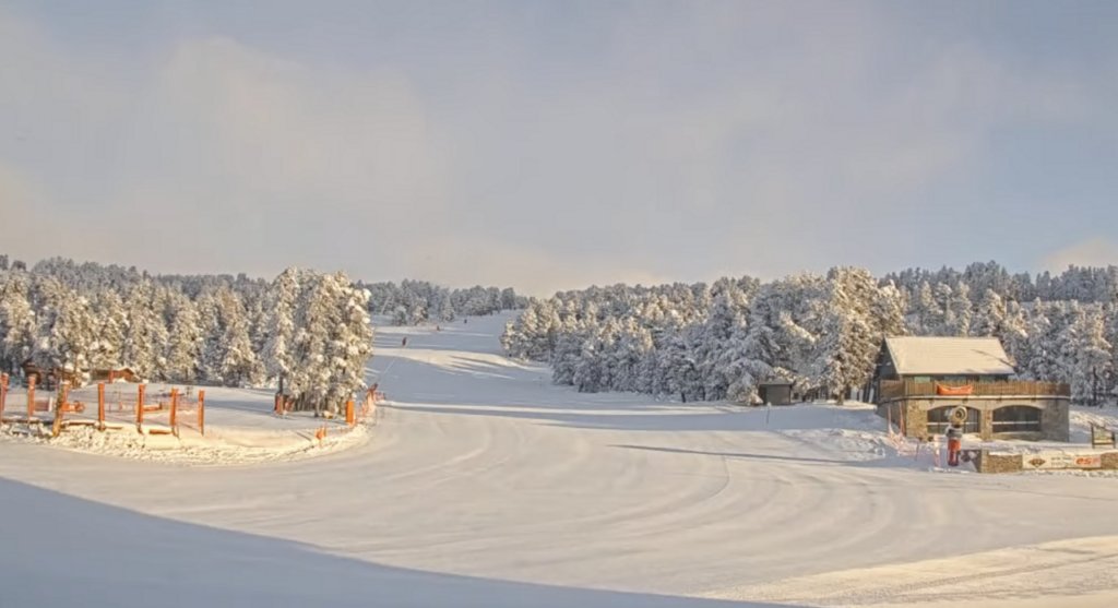 BasseCourFr's tweet photo. "❄️ Neige surprise dans les Pyrénées-Orientales ce week-end! Stations de ski enchantées avec 40 cm de fraîche. Fin de saison inattendue! #Pyrénées #NeigeMagique" https://t.co/QWOeuyPasm