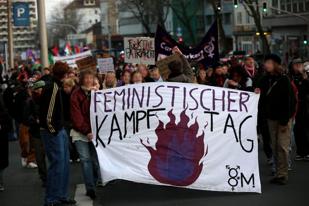 #8März - Feministischer Kampftag

Über 1500 Menschen beteiligten sich an der feministischen Demonstration zum 08. März in #Kassel.

flic.kr/s/aHBqjBh8B2
