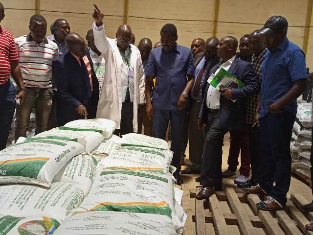 Former agriculture CS Peter Munya inspecting the fake fertilizer.
#FertileDeception
#VerifiedDiscourse