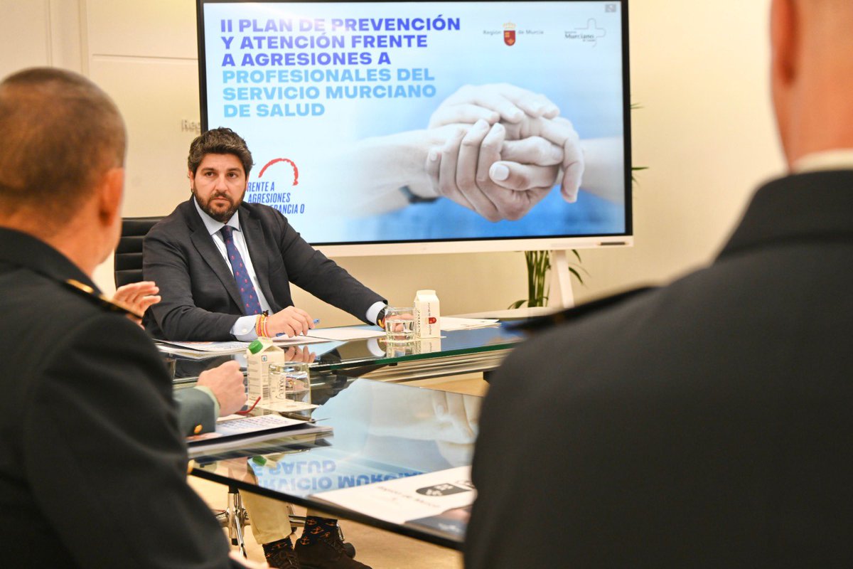 LopezMirasF's tweet photo. Una agresión a un profesional sanitario es una agresión a todo el sistema, a toda la sociedad. 

Desde @regiondemurcia seguimos avanzando para evitarlas con un nuevo Plan de Prevención y Atención, elaborado escuchando al sector y de la mano de un equipo técnico cualificado. https://t.co/rv301KZJyG
