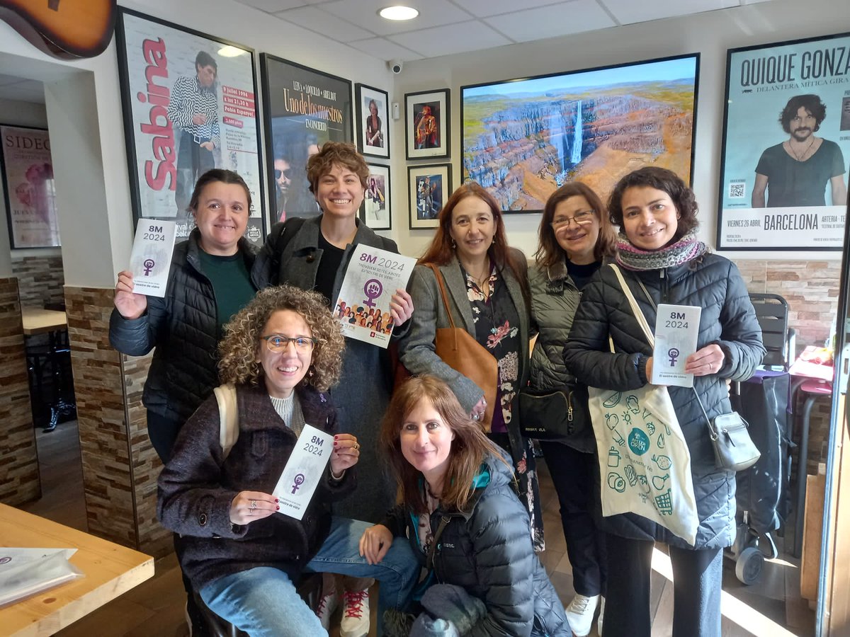 assocVINCLE's tweet image. Les companyes del programa de Rehabilitació del Pla de Barris de #Barcelona van sortir aquest 8M per visitar les #comunitats de la zona del Besòs-Maresme on treballen habitualment i fer difusió de les desigualtats que pateixen les dones, partint del concepte del #sostredevidre