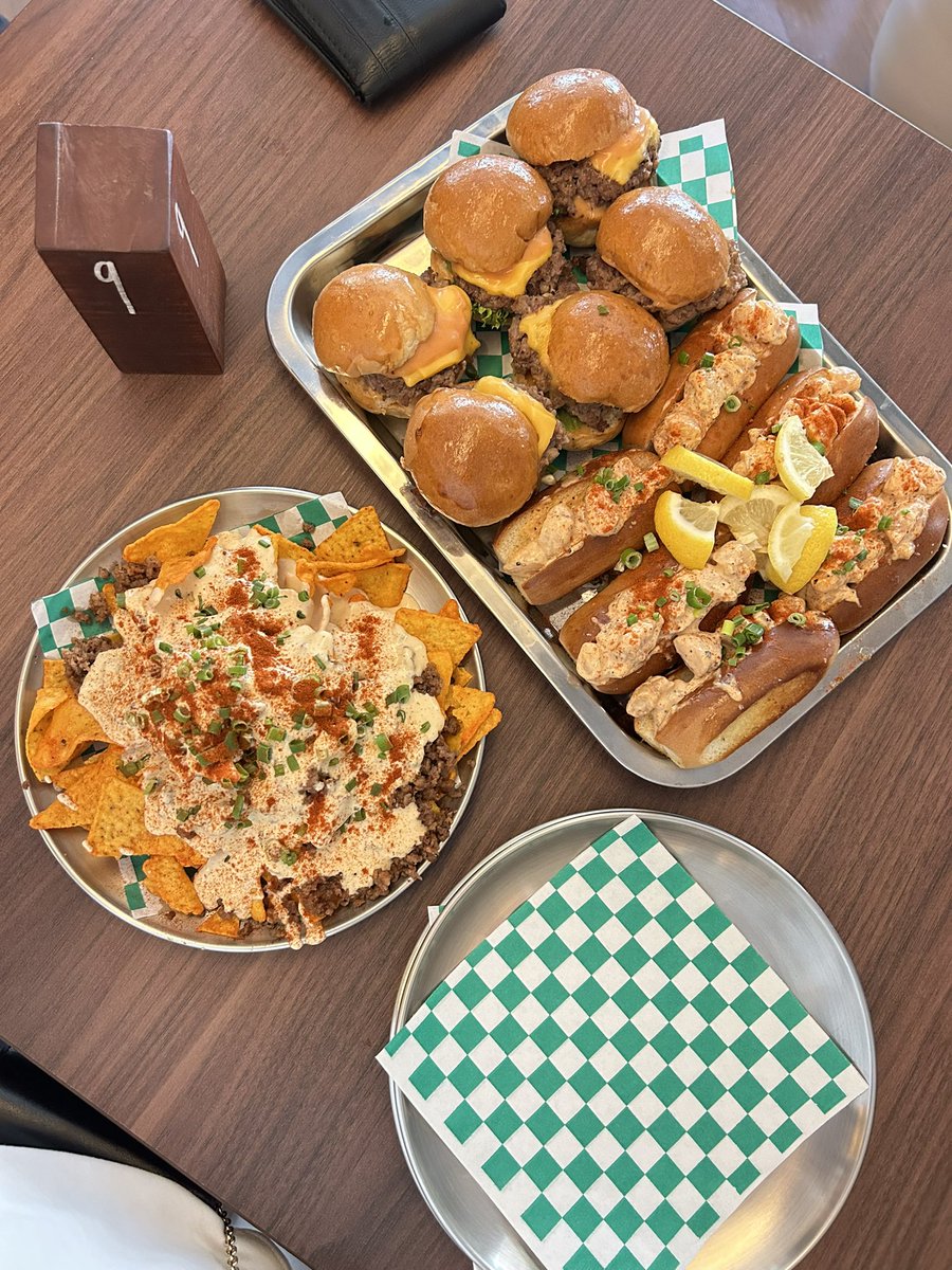 amirahnvr's tweet photo. The best smashed burger and shrimp roll ever!! Nak repeat banyak kali sebab sedapppp https://t.co/UUrDguVgay