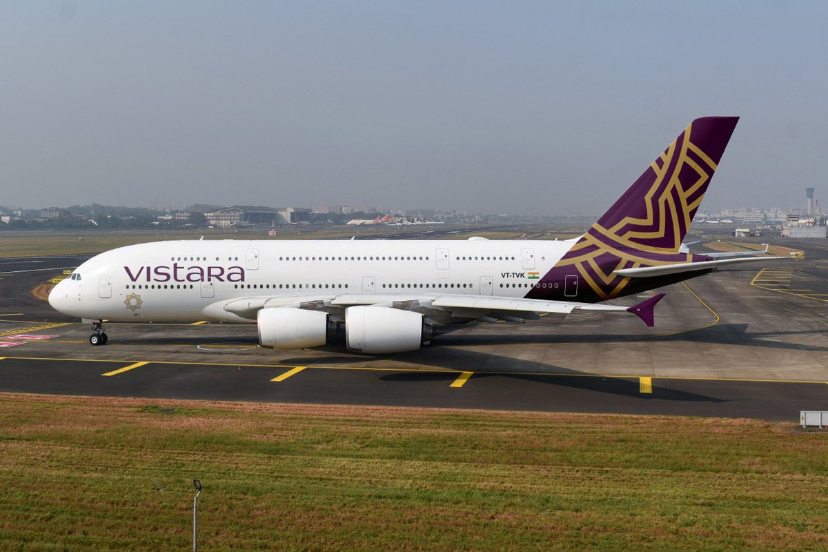 Only the lucky ones get the opportunity to spot an Airbus A380 during daylight in Mumbai, and that too a Vistara? Sone pe Suhaga!! 📸 @KadamAnshul @Airbus @AAI_Official @CSMIA_Official @MoCA_GoI @DGCAIndia @JM_Scindia @airvistara